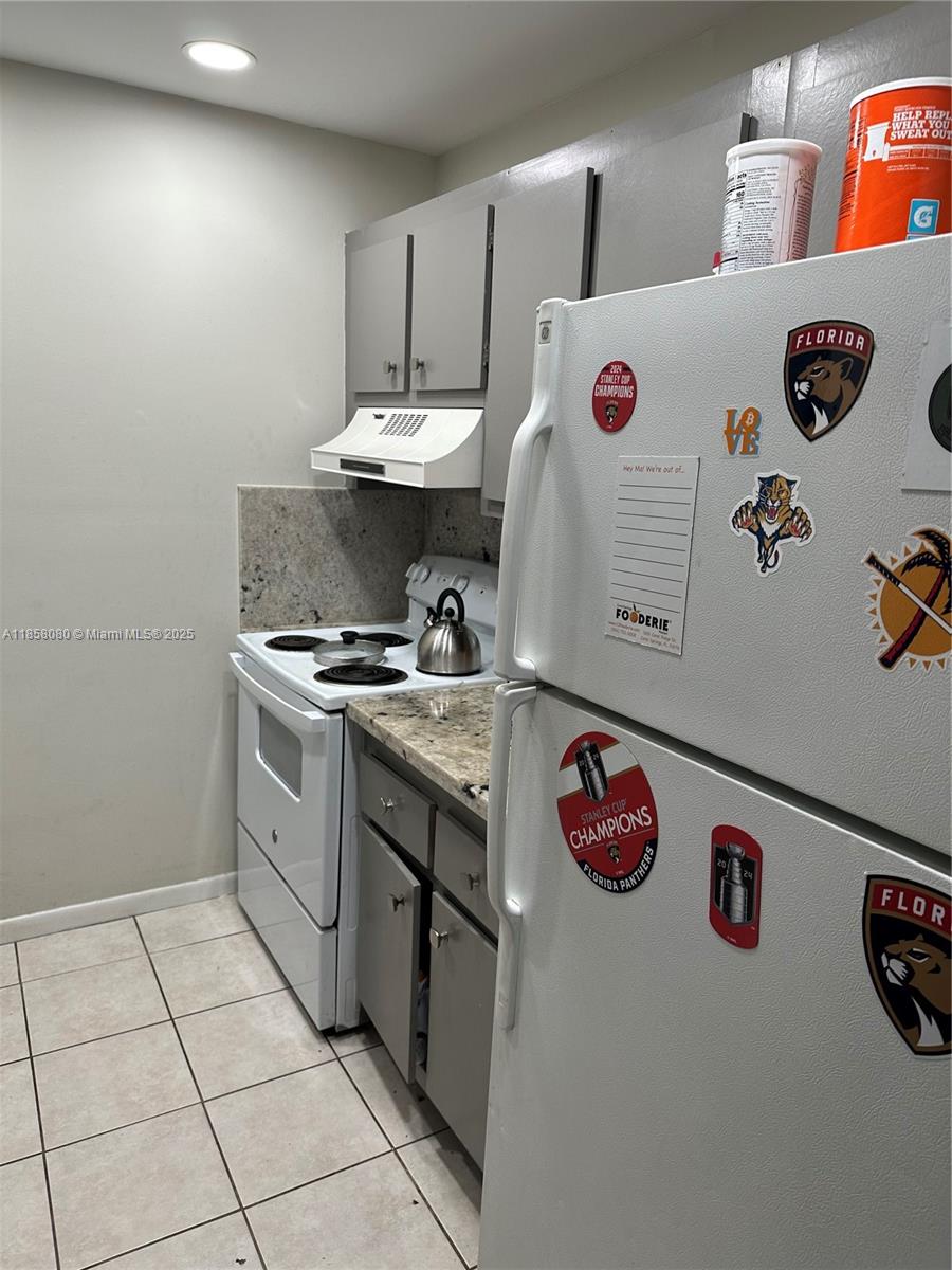 Lovely one Bedroom, One and Half Bath, Screen Patio, Club House, Heater Pool . All Ages.
