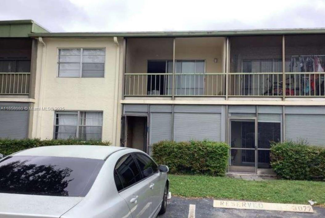 Lovely one Bedroom, One and Half Bath, Screen Patio, Club House, Heater Pool . All Ages.