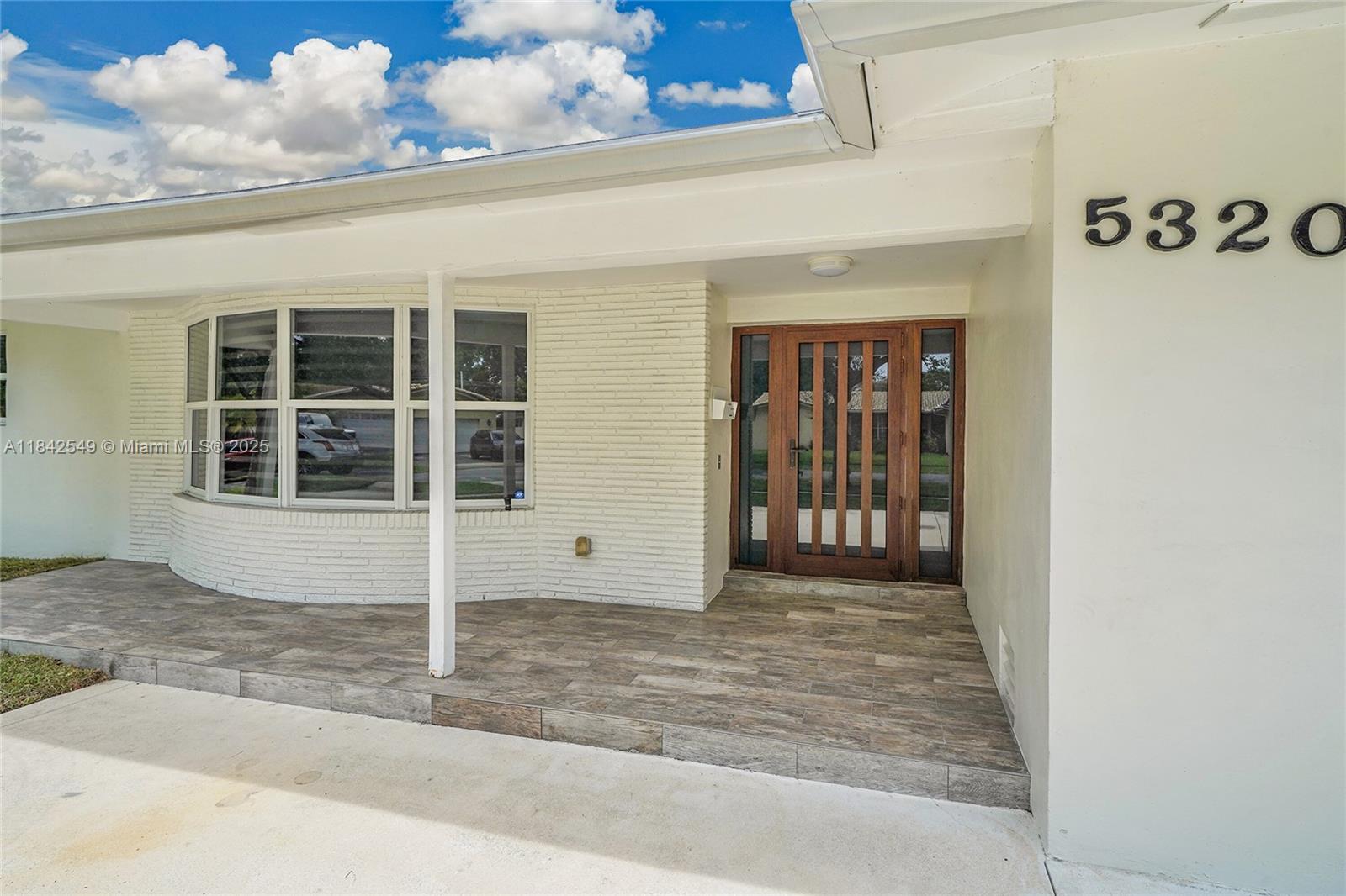 5320 SW 8th St, Plantation, FL, 33317/$860,000 3 5320 SW 8th St