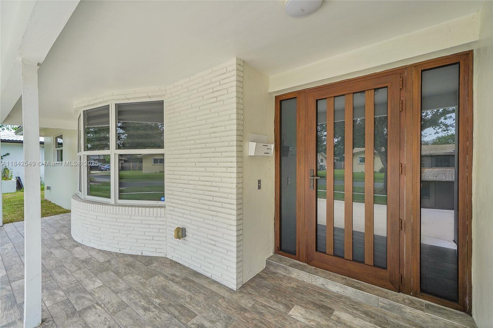 5320 SW 8th St, Plantation, FL, 33317/$860,000 4 5320 SW 8th St