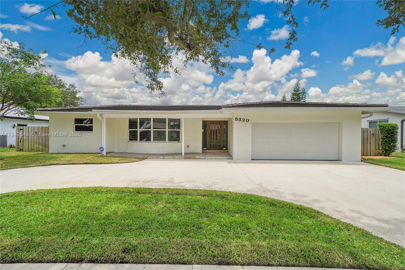 5320 SW 8th St, Plantation, FL, 33317/$860,000 1 5320 SW 8th St