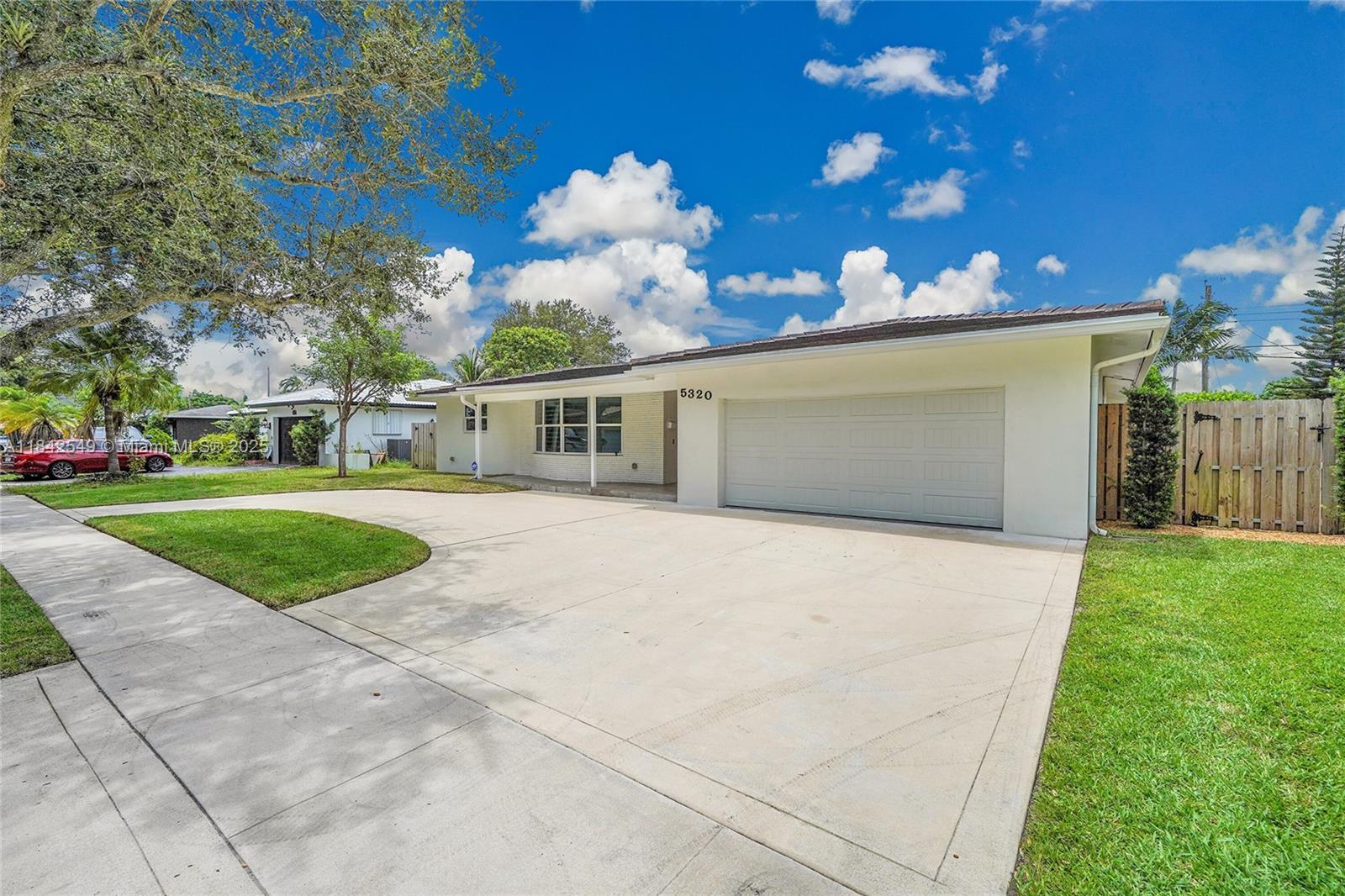 5320 SW 8th St, Plantation, FL, 33317/$860,000 2 5320 SW 8th St