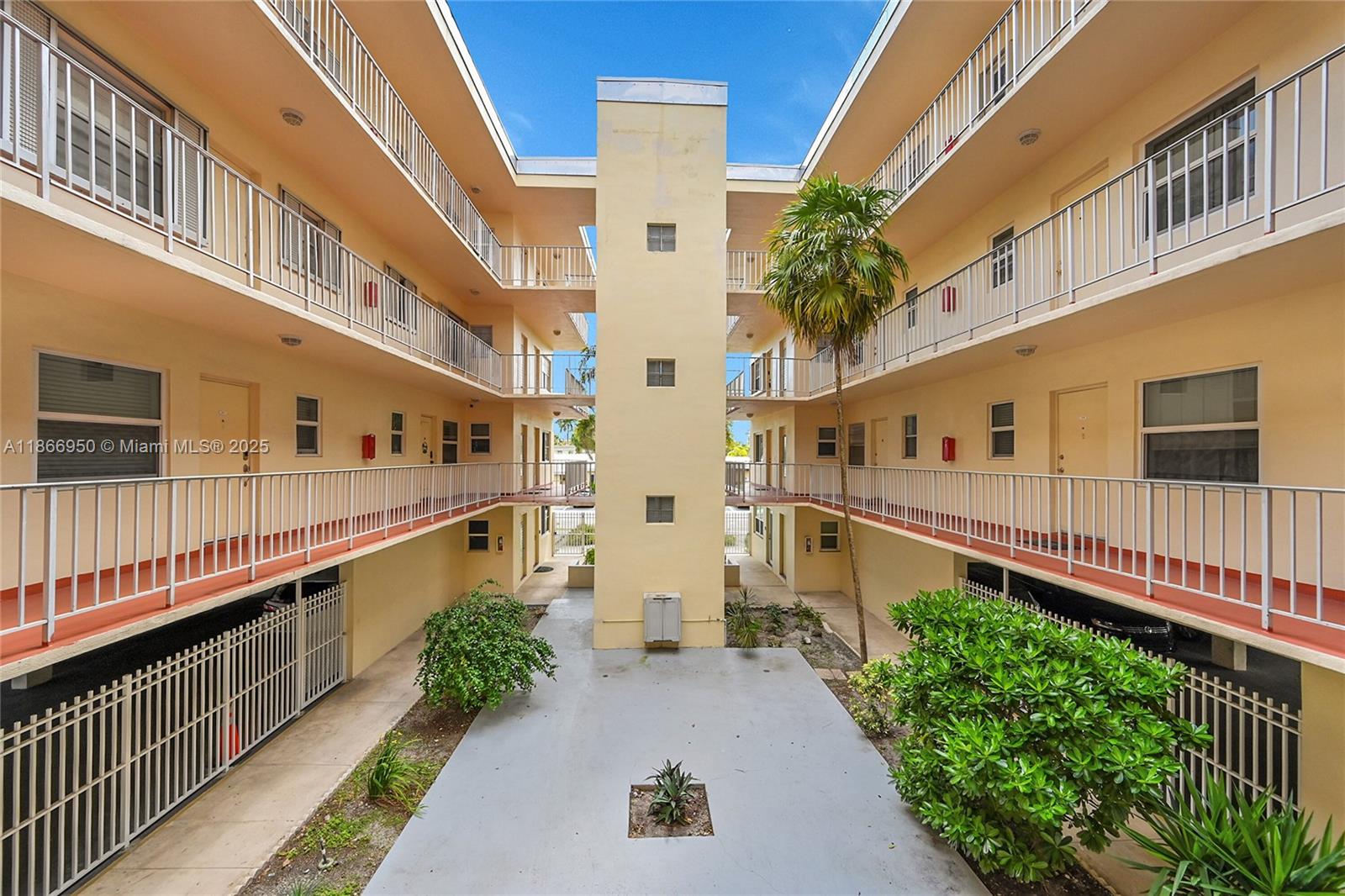 Well kept condo 1 bedroom 2 bathrooms in the heart of Hollywood. Five minutes from the beach, a few blocks from Downtown Hollywood. Next to International supermarkets. It passed the General Inspection.No assessment on the horizon. Sold As is. Don't miss it.
