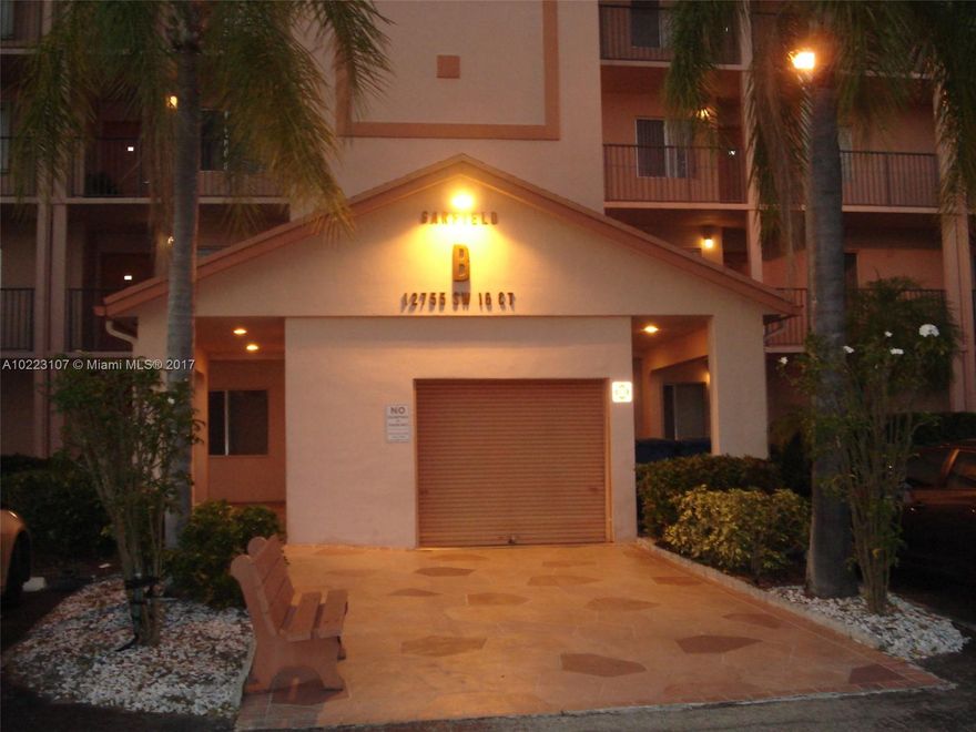 NICE CLEAN UNIT 2 BEDROOMS 1 1/2 BATH WITH POOL VIEW,TILE AND LAMINATED FLOORS IN AMAZING ADULT COMMUNITY 55+,EXCELLENT LOCATION COURTESY LOCAL TRANSPORTATION,LOTS OF AMMRNITIES TO
ENJOY,NEAR SHOPPING CENTERS, RESTAURANTS.