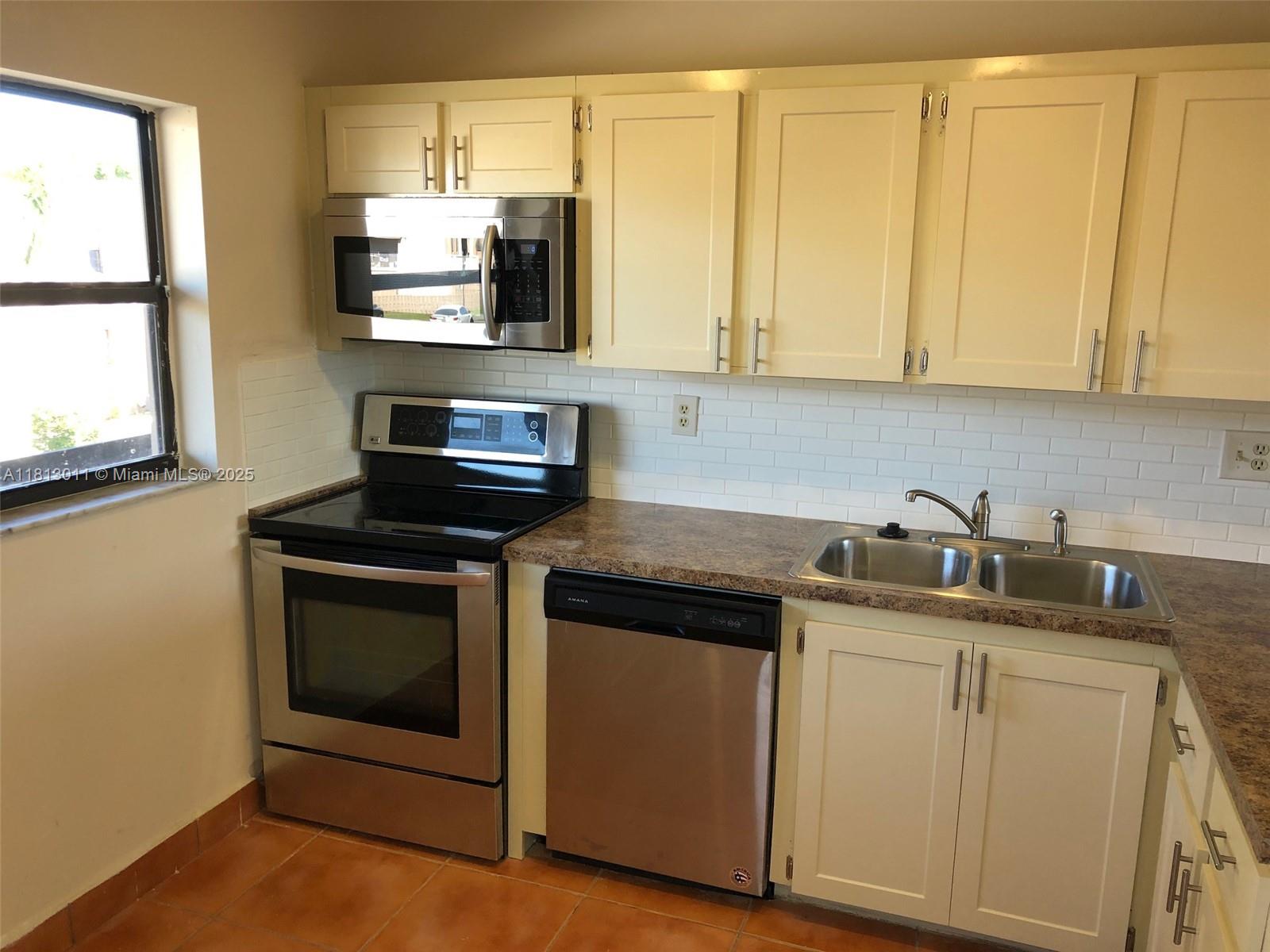 250 W Park Dr 203-5, Miami, Broward County, Florida - 2 Bedrooms  
2 Bathrooms - 