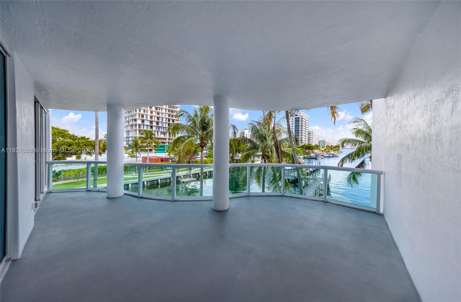 Spacious three-bedroom/two bath townhouse-style unit. Expanding over 300 square feet, its sizable terrace directly overlooks the marina and Biscayne Bay. Floor-to-ceiling glass windows in all areas. Split floor plan for privacy and peace of mind. Wood flooring all throughout. Open kitchen with fresh cabinets, granite countertops, and stainless steel appliances. Living room and master bedroom with electric blackout shades. The master bathroom features a double vanity, a whirlpool Jacuzzi tub, and a freestanding shower. Building offers a variety of amenities including a gym, sauna, two pools, clubhouse, marina, and provides 24 hr gated security with valet and guest parking.
* 40ft Dock available for rent for an extra cost*