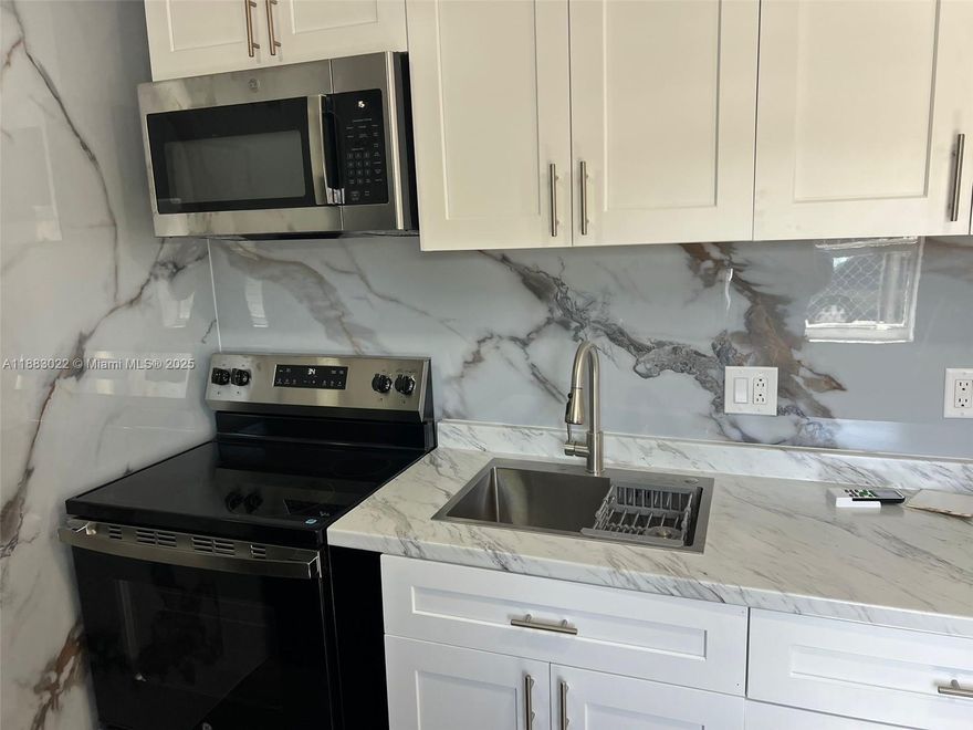 Nice, quiet neighborhood, walking distance to restaurants, shops, and supermarkets. Updated 1-bedroom and 1 bathroom unit with one parking space and laundry room in the building. "Maximum 2 occupants." No Pets allowed.* No Association*
Fast Approval! Don't miss the opportunity!