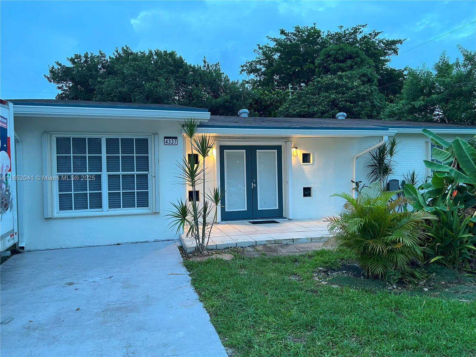 Beautiful 4br 2bath, New kitchen, new porcelain floor, big backyard close to Hard Rock Hotel and Casino, I-595, Turnpike, minutes to I-95 and the beach.