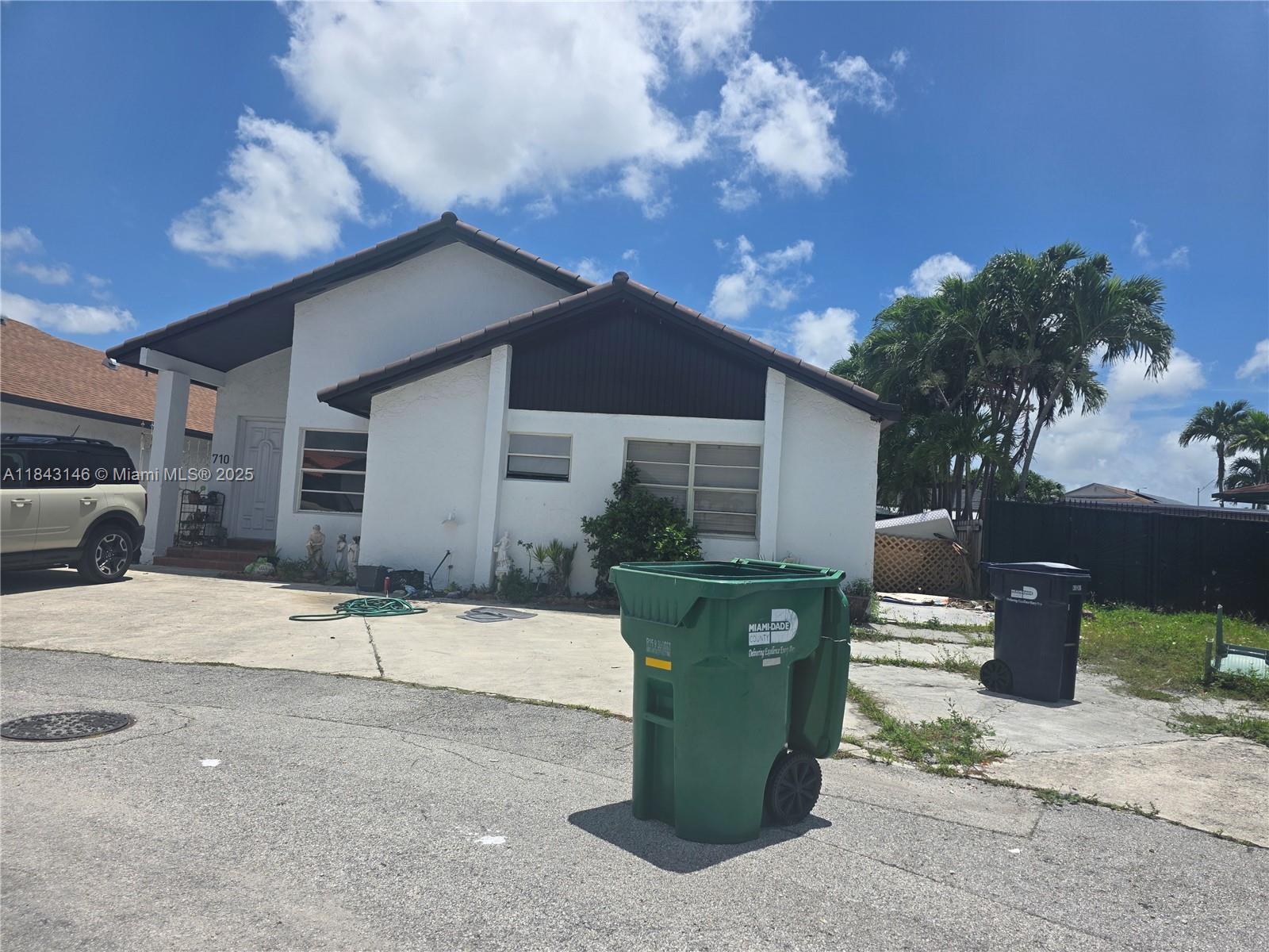 Beautiful 3/2 house + Den that can be an office. Excellent location close to FIU, International Mall, Mall of the Americas, Dolphin Mall and major expressways. Few minutes from the Airport.