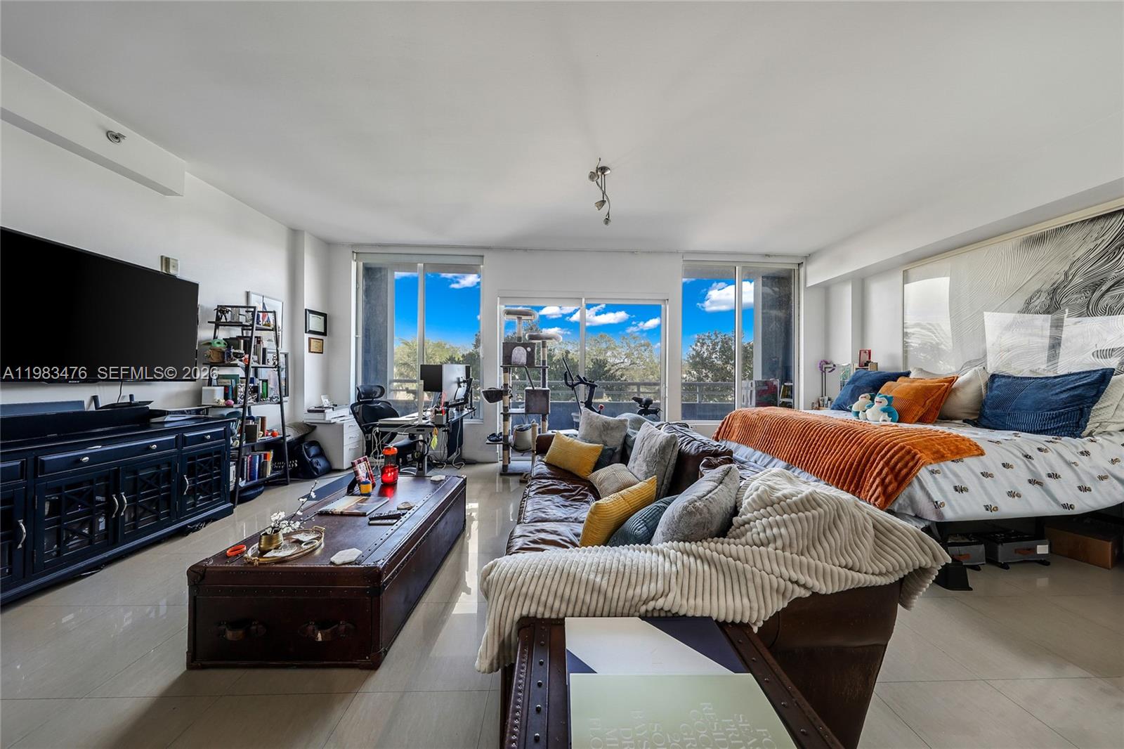 COCOSTYLE @ 3250 GRAND AV - Residential