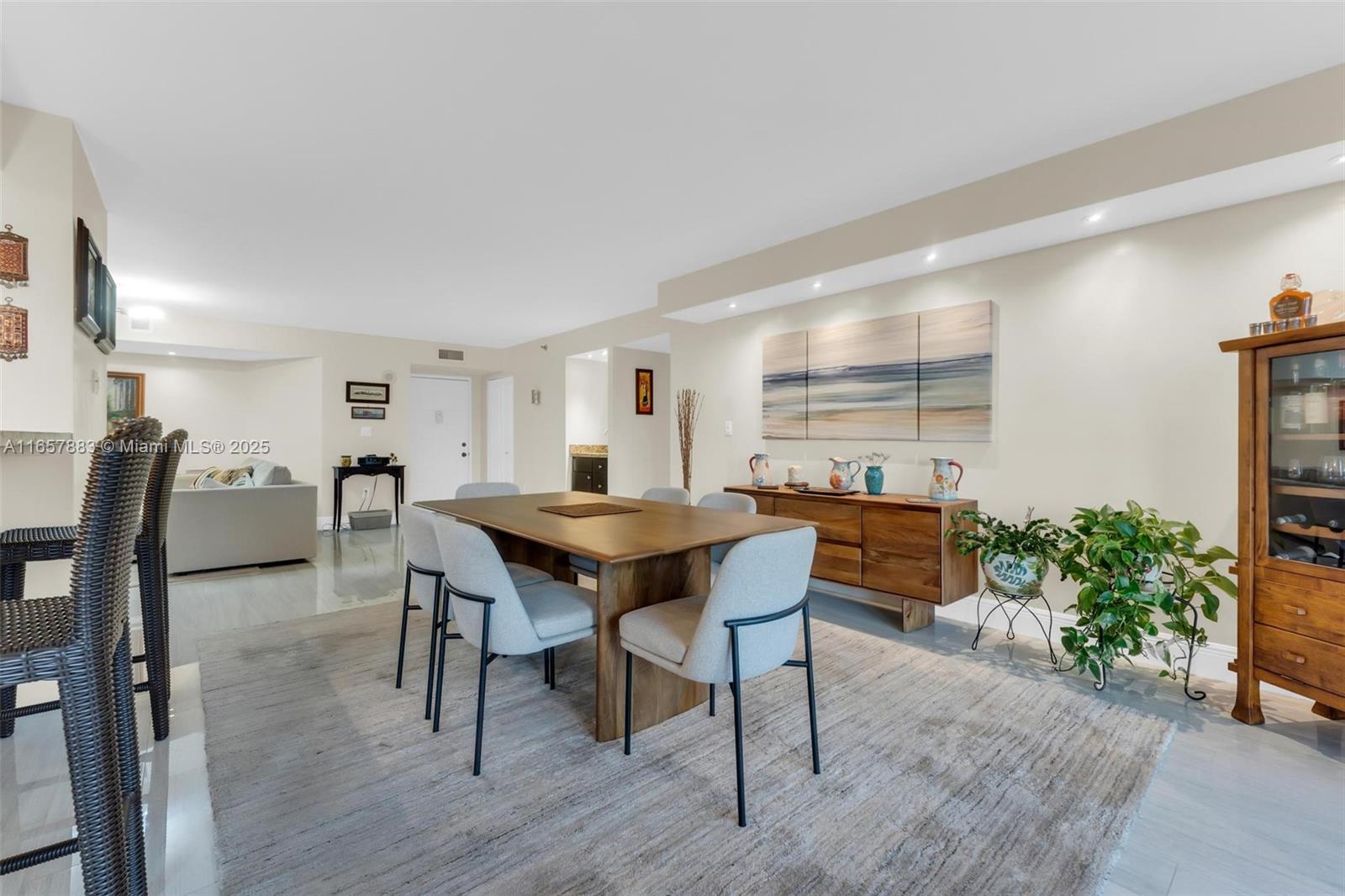 SUMMIT CONDO - Residential