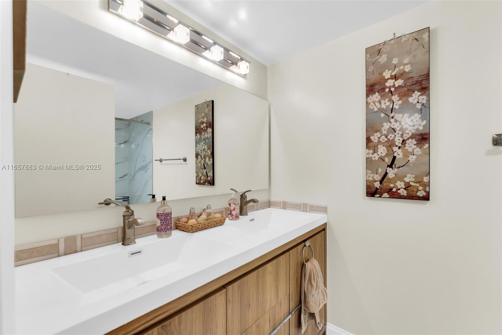 SUMMIT CONDO - Residential