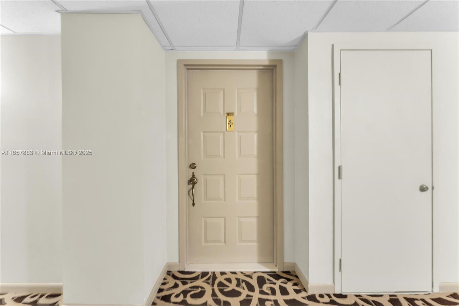 SUMMIT CONDO - Residential