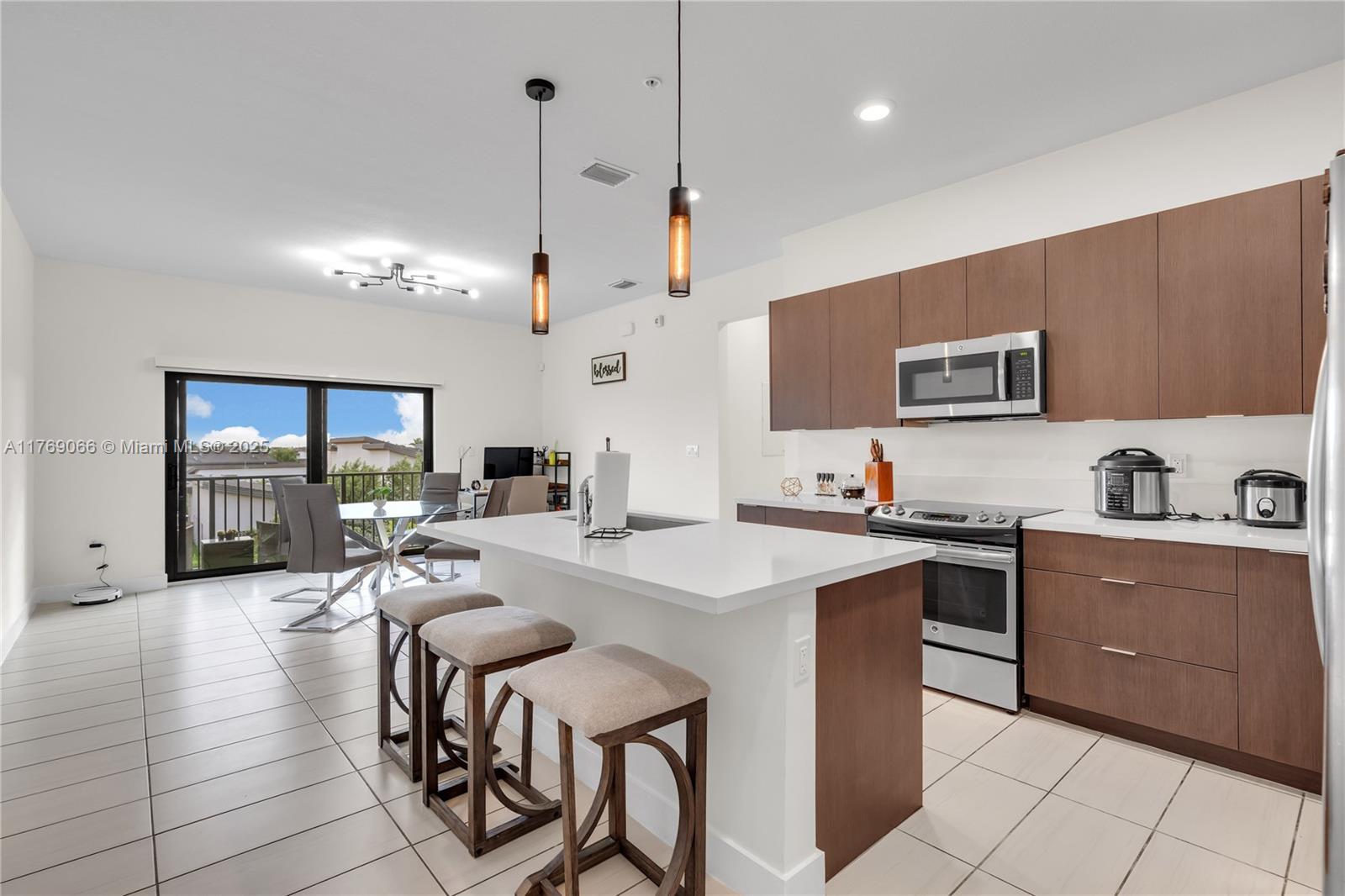 Rental Property at 7809 Nw 104th Ave 32, Doral, Miami-Dade County, Florida - Bedrooms: 3 
Bathrooms: 2  - $3,200 MO.