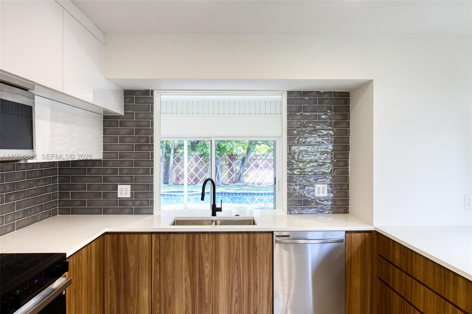 HOLLYWOOD HILLS - Residential Lease