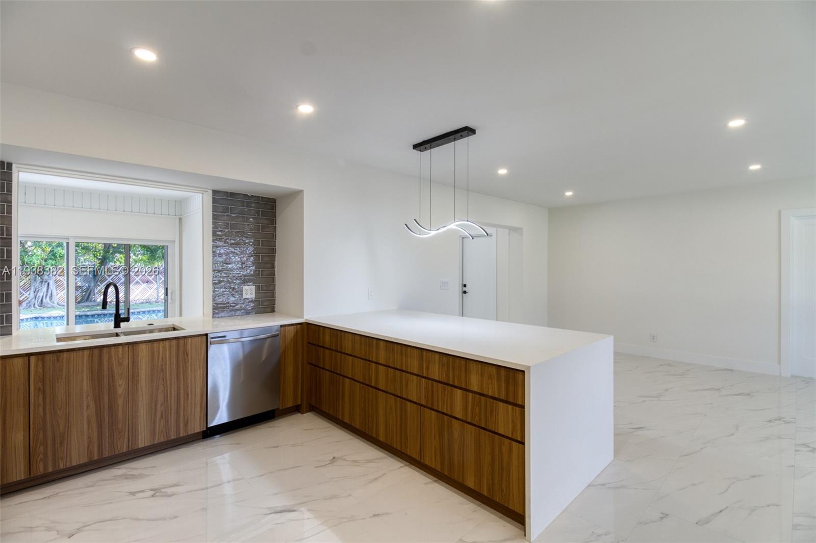 HOLLYWOOD HILLS - Residential Lease