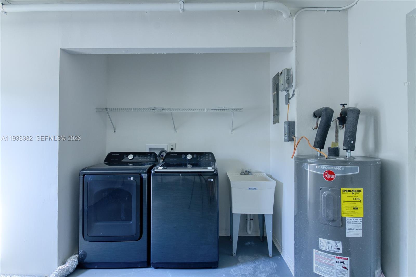 HOLLYWOOD HILLS - Residential Lease