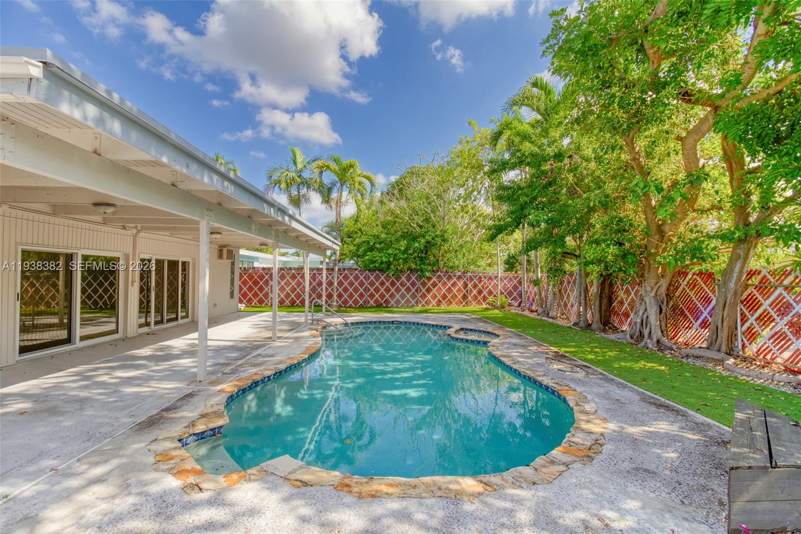 HOLLYWOOD HILLS - Residential Lease