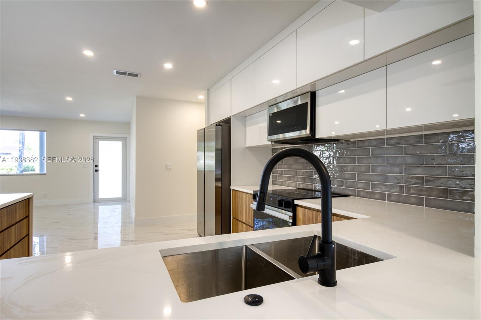 HOLLYWOOD HILLS - Residential Lease