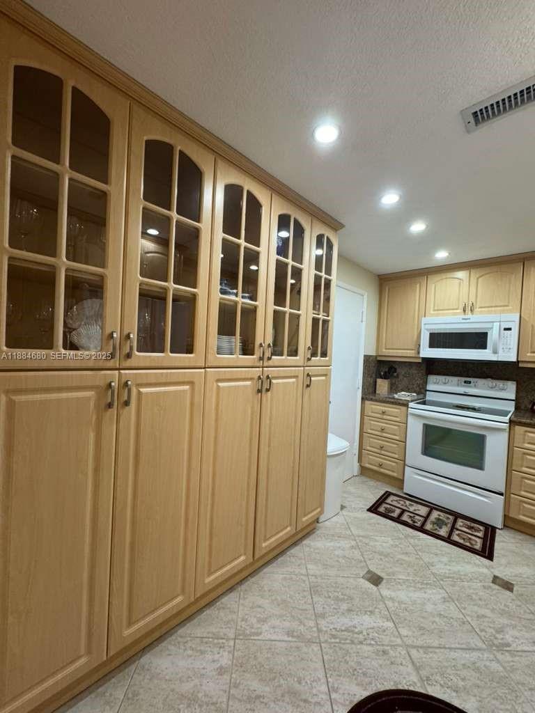 5005 Collins Ave 714