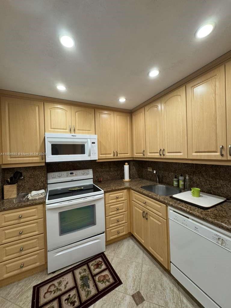 5005 Collins Ave 714