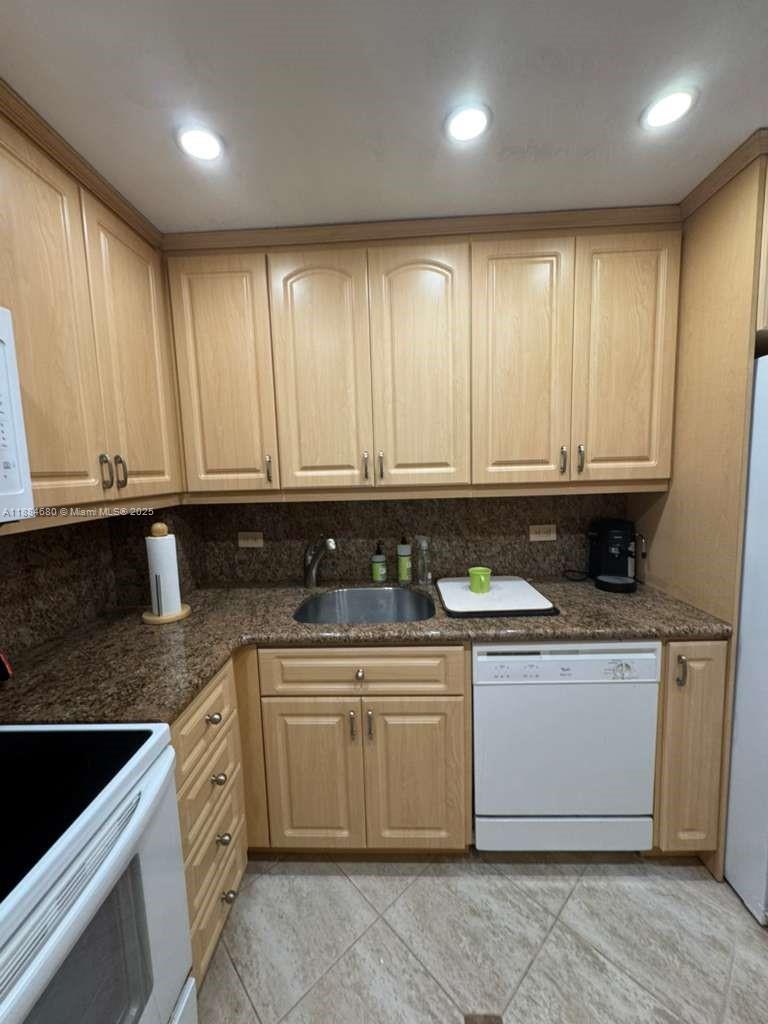 5005 Collins Ave 714