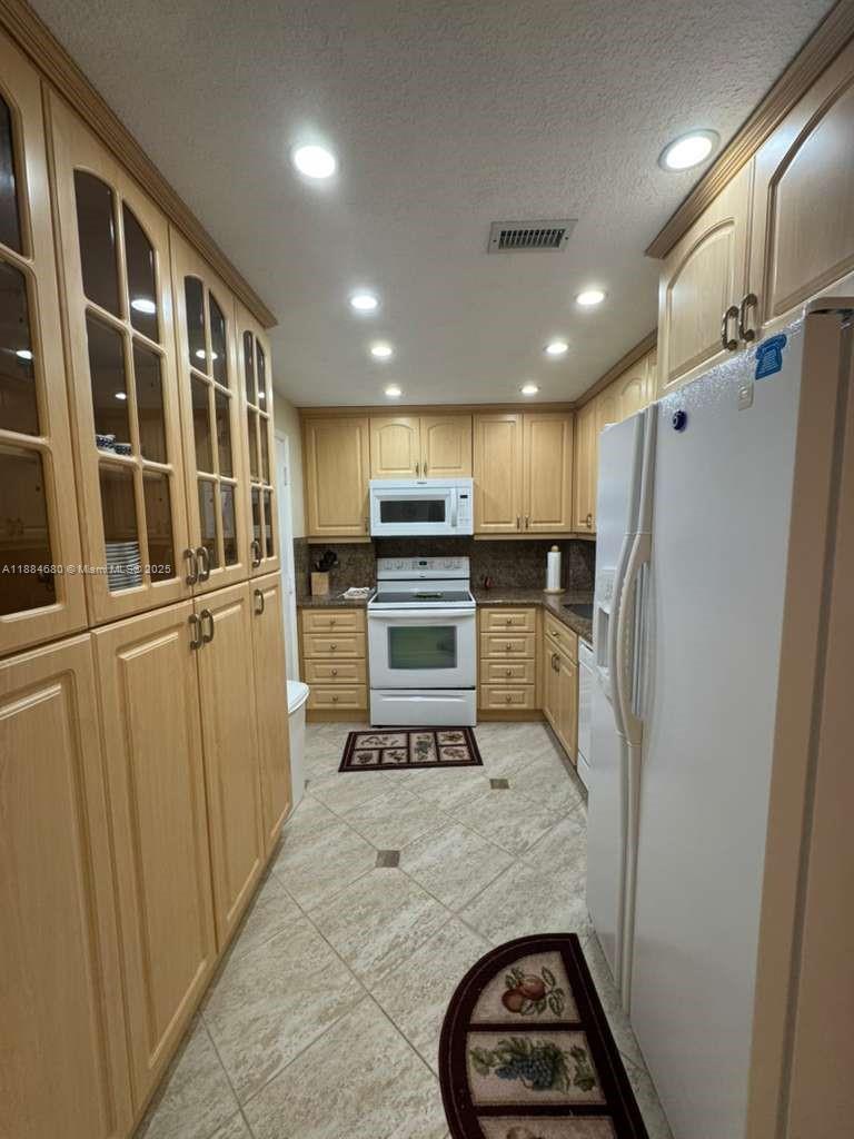 5005 Collins Ave 714
