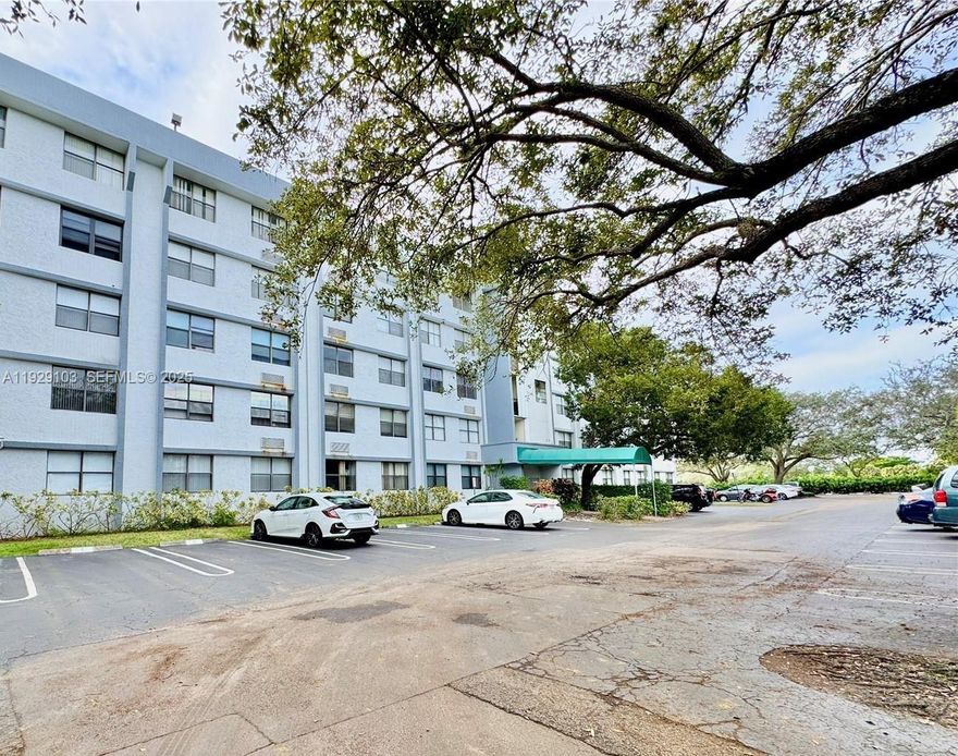 Excellent investment opportunity! This 1 bed / 1 bath condo features 606 sq ft, assigned parking, and a desirable pool view. The unit is tenant-occupied on a month-to-month basis, generating $1,400/month in rental income. HOA fee: $279/month. Perfect for investors looking for cash flow with upside potential, or buyers planning future occupancy.