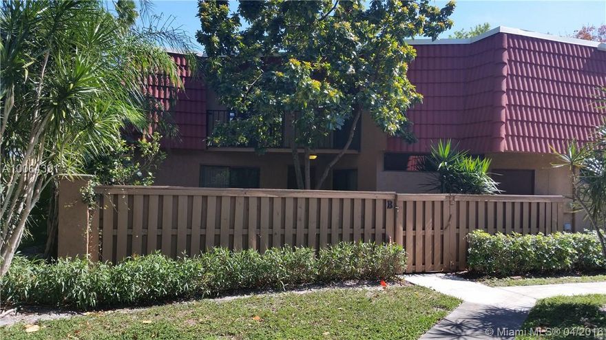 FULLY UPDATED 2/2.5 TOWNHOUSE IN BOCA RIO. GRANITE COUNTERTOPS, STAINLESS STEEL APPLIANCES, DESIGNER LIGHTING, W/D, CEILING FANS, BALCONY, LARGE FENCED PATIO. PETS OK.