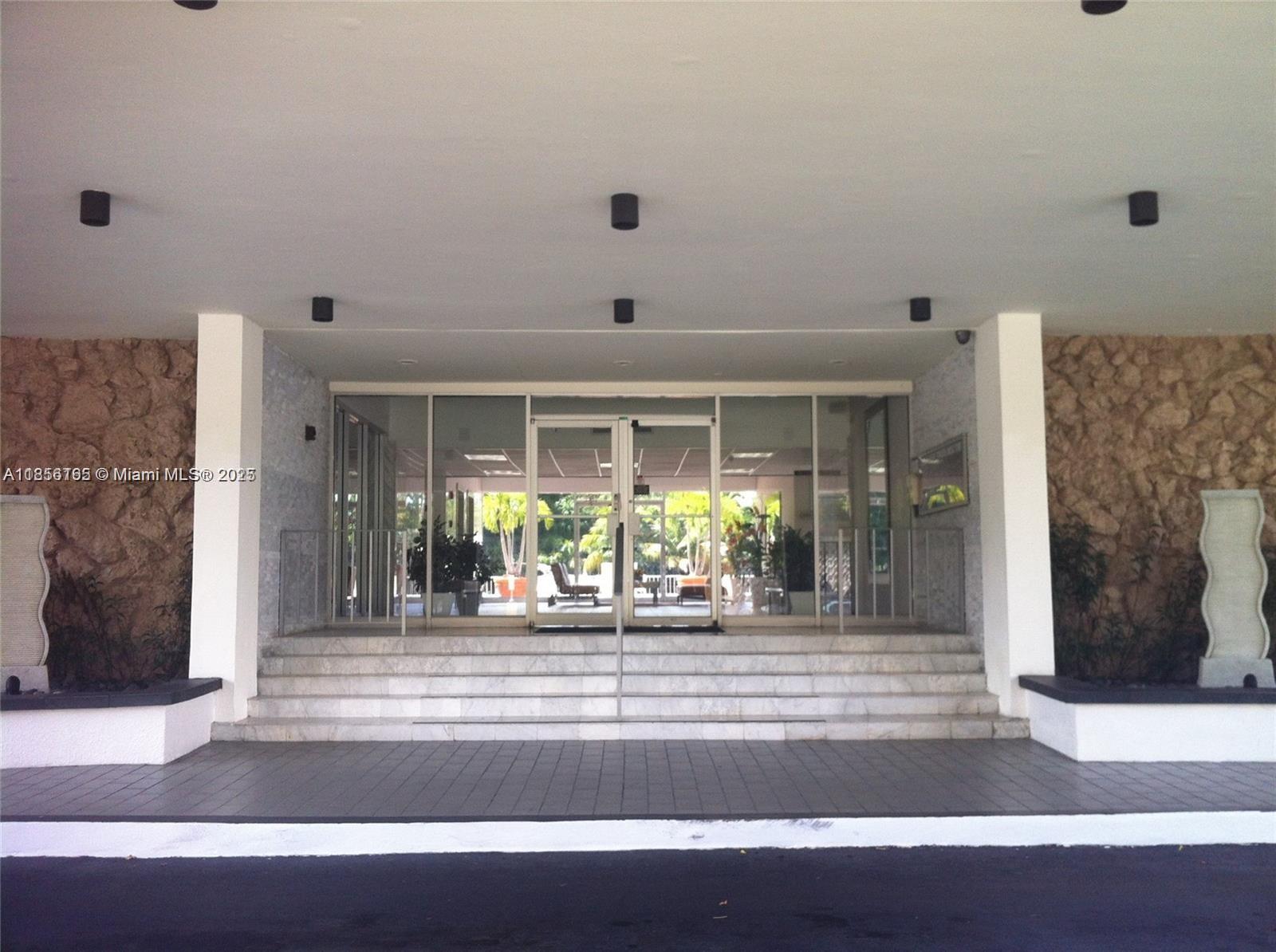 401 Golden Isles Dr 810