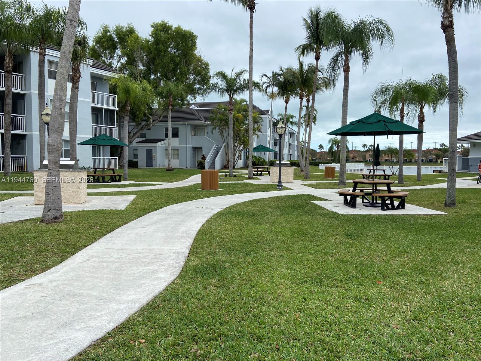 LE CLUB AT OLD CUTLER CON - Residential