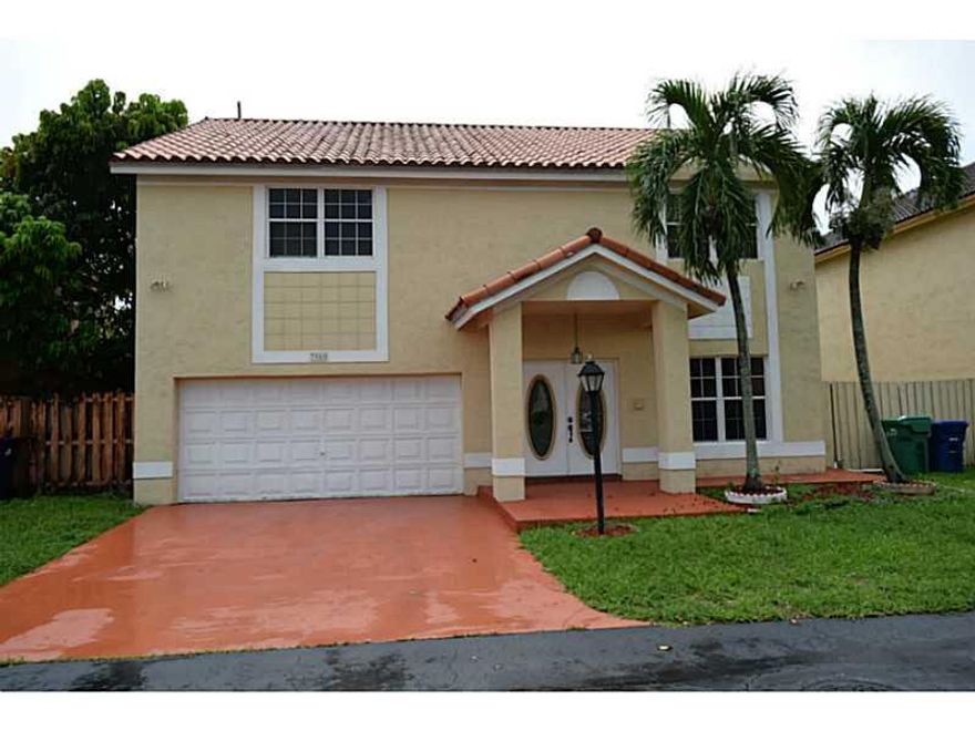 GREAT 5 BEDROOMS & 2,5 BATHROOMS TWO STORY SINGLE FAMILY HOME. FRESHLEY PAINTED INSIE & OUTSIDE. UPDATED KITCHEN & BATHROOMS. MUST SEE