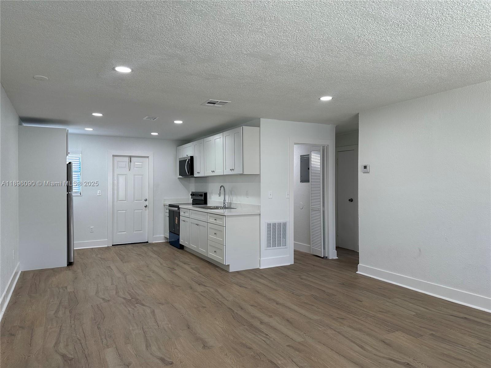 TOWN OF HALLANDALE B-13 - Residential Lease