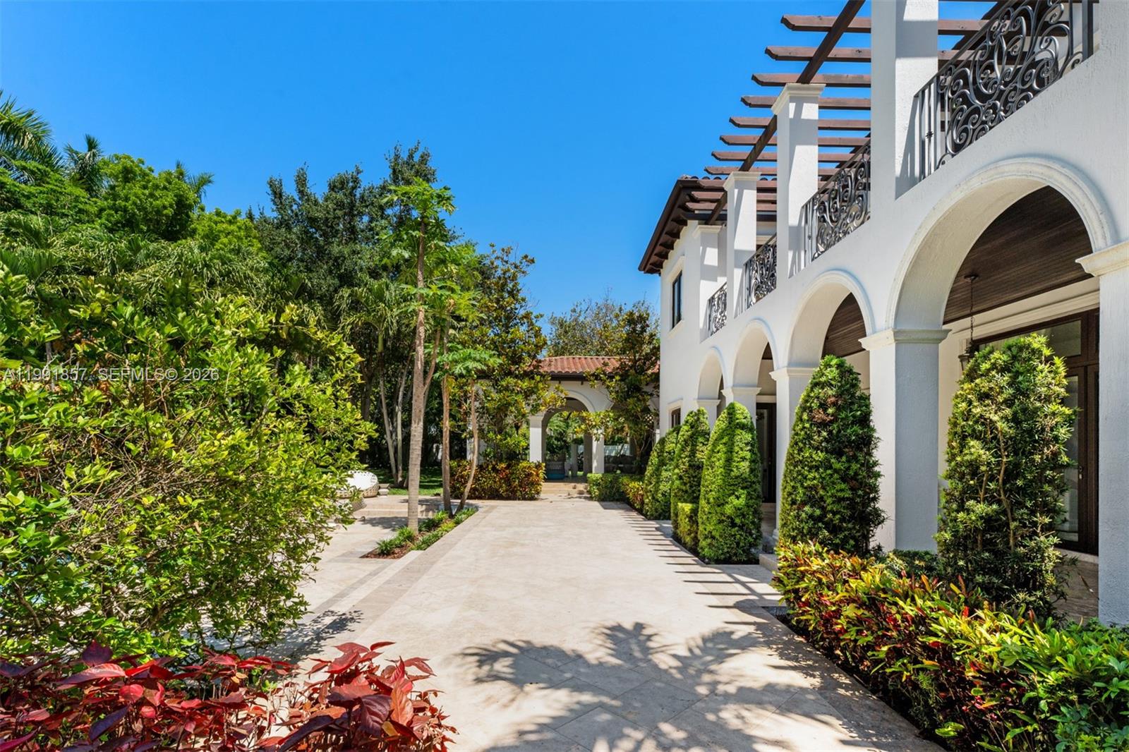TOWN & RANCH ESTS - Residential
