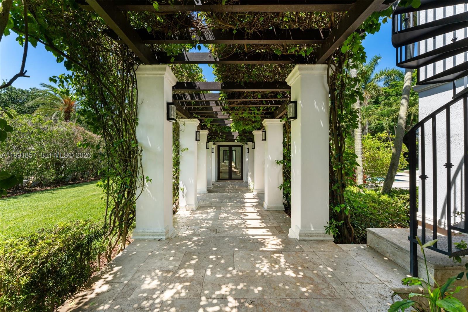 TOWN & RANCH ESTS - Residential