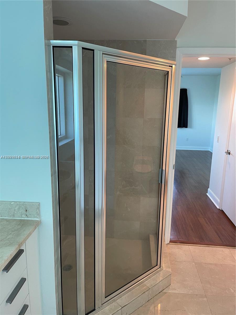 THE OAKS I CONDO - Residential Lease