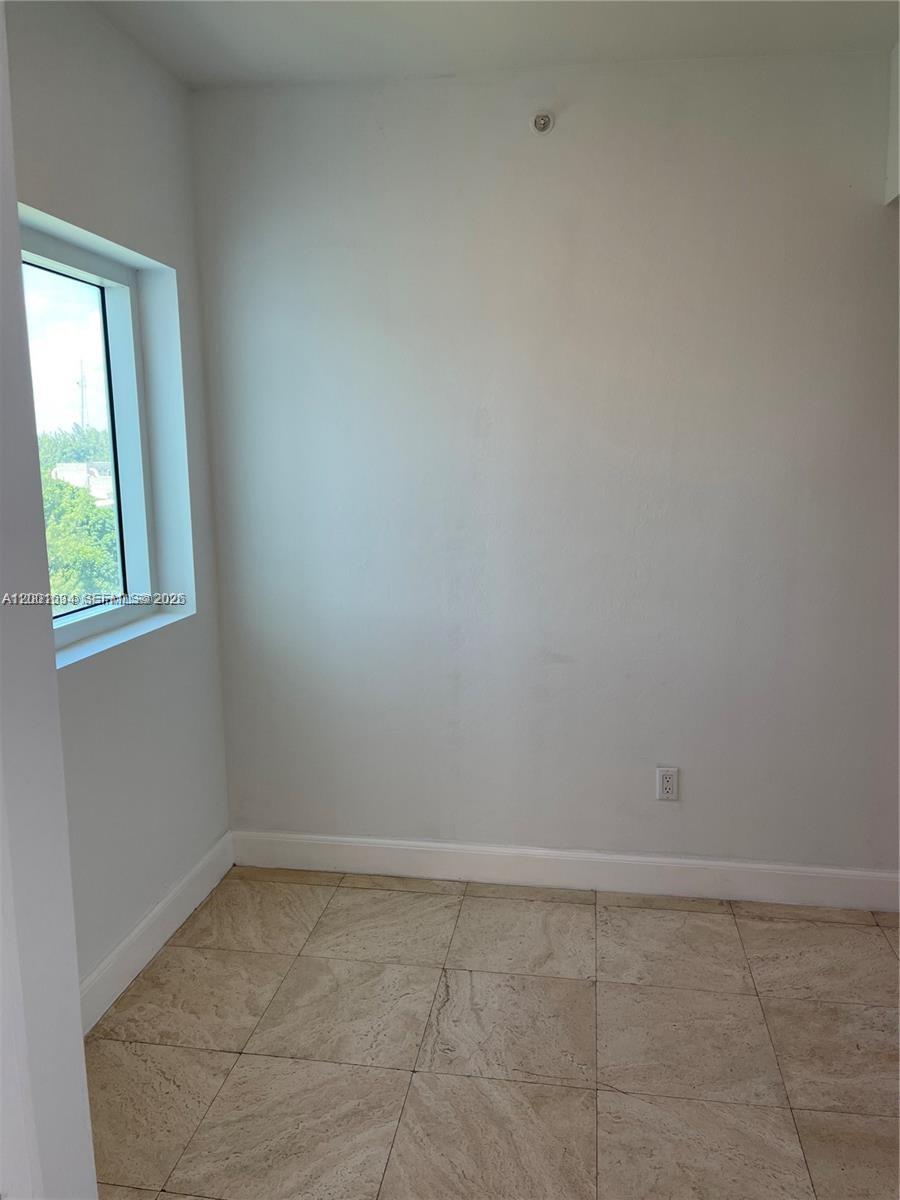 THE OAKS I CONDO - Residential Lease