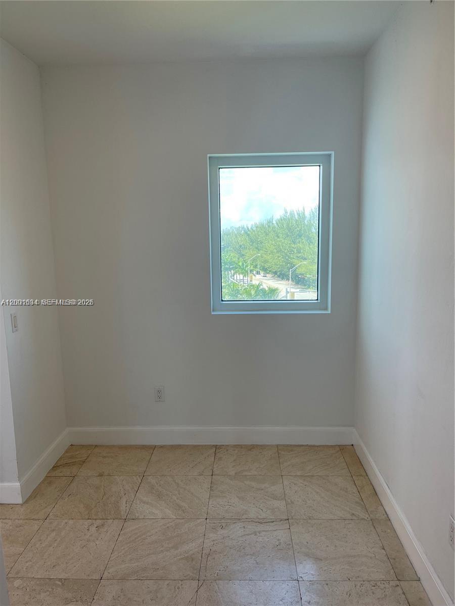 THE OAKS I CONDO - Residential Lease