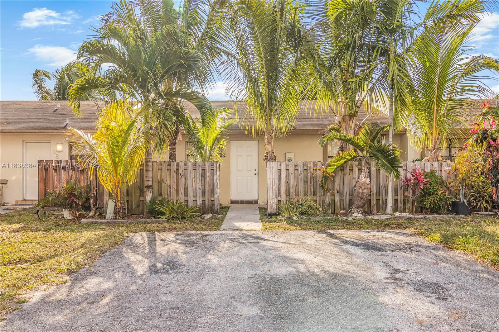 This cozy two bedroom two bath townhouse in one of the nicest neighborhoods in Miami offers the opportunity to enjoy shopping, restaurants, and outdoor activities. Located only thirty minutes from ether Key Largo or Kendall. This home is ideal for a small family. Call or text for showing.