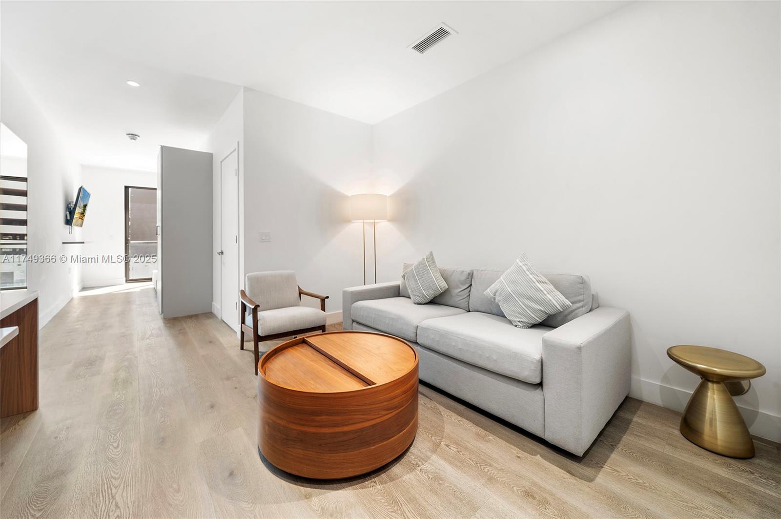 229 SW 9th St 208