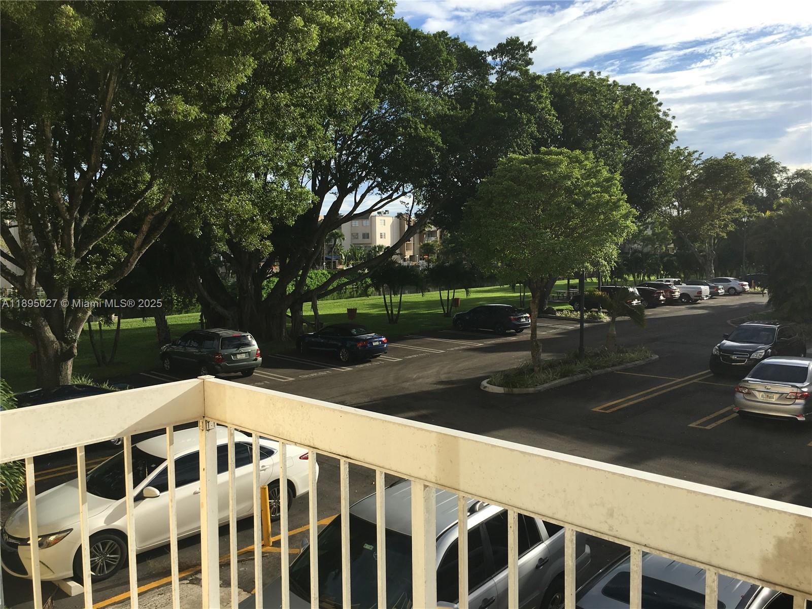 Beautiful unit in a desired location close to Dadeland Mall, Baptist Hospital, medical centers, shopping centers, I 95, just 10 minutes to UM , Coral Gables and Coconut Grove. Call listing agent for showing!