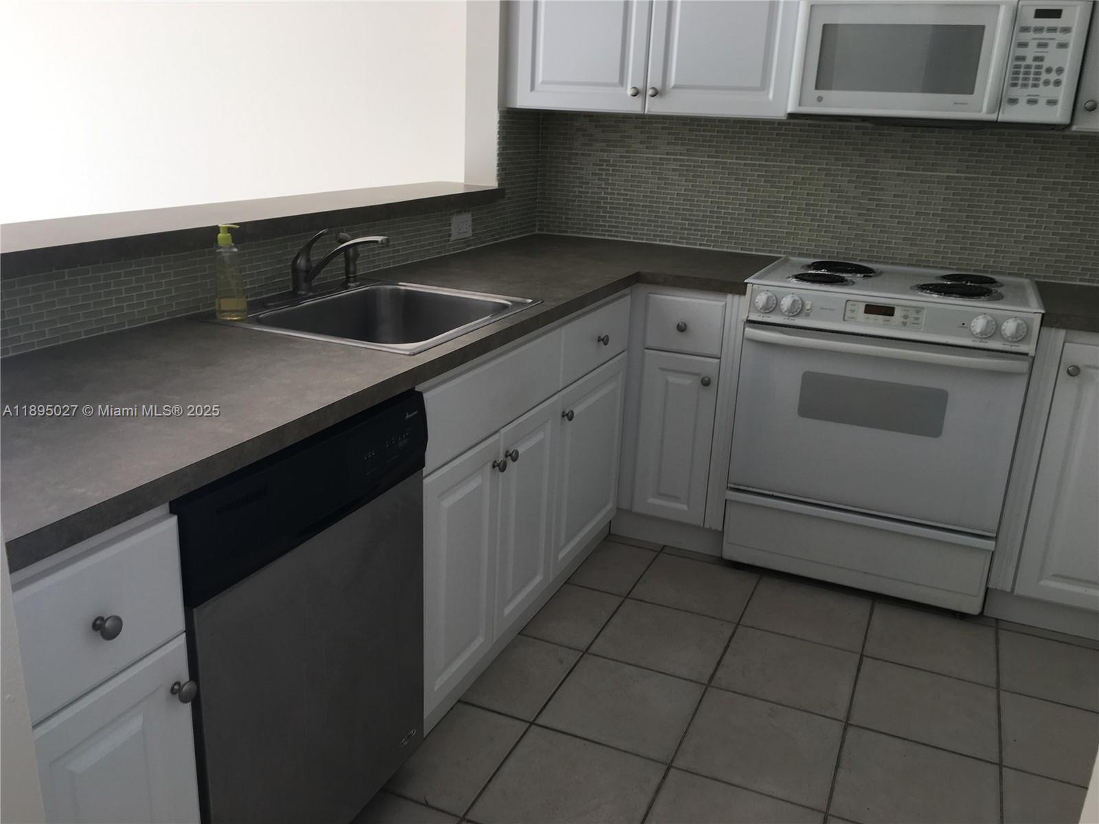 VILLAGE OF KINGS CREEK CO - Residential Lease