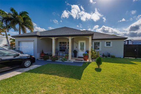 Single Family Residence in Miami FL 18366 138th Ct.jpg