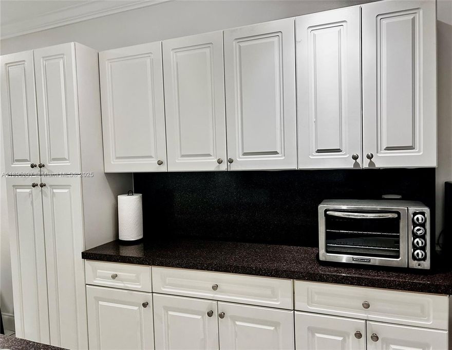 1 BEDROOM AND 1 BATHROOM, JUST STEPS FROM THE SEA, 5 MIN FROM MARKETS, CVS, WALGREEN, WALMART, RESTAURANTS, GULFSTREAM CASINO & HORSE RACING AND AVENTURA MALL. 30 MIN FROM FLL AIRPORT. DO NOT MISS THIS AMAZING OPPORTUNITY TO LIVE IN HOLLYWOOD BEACH.