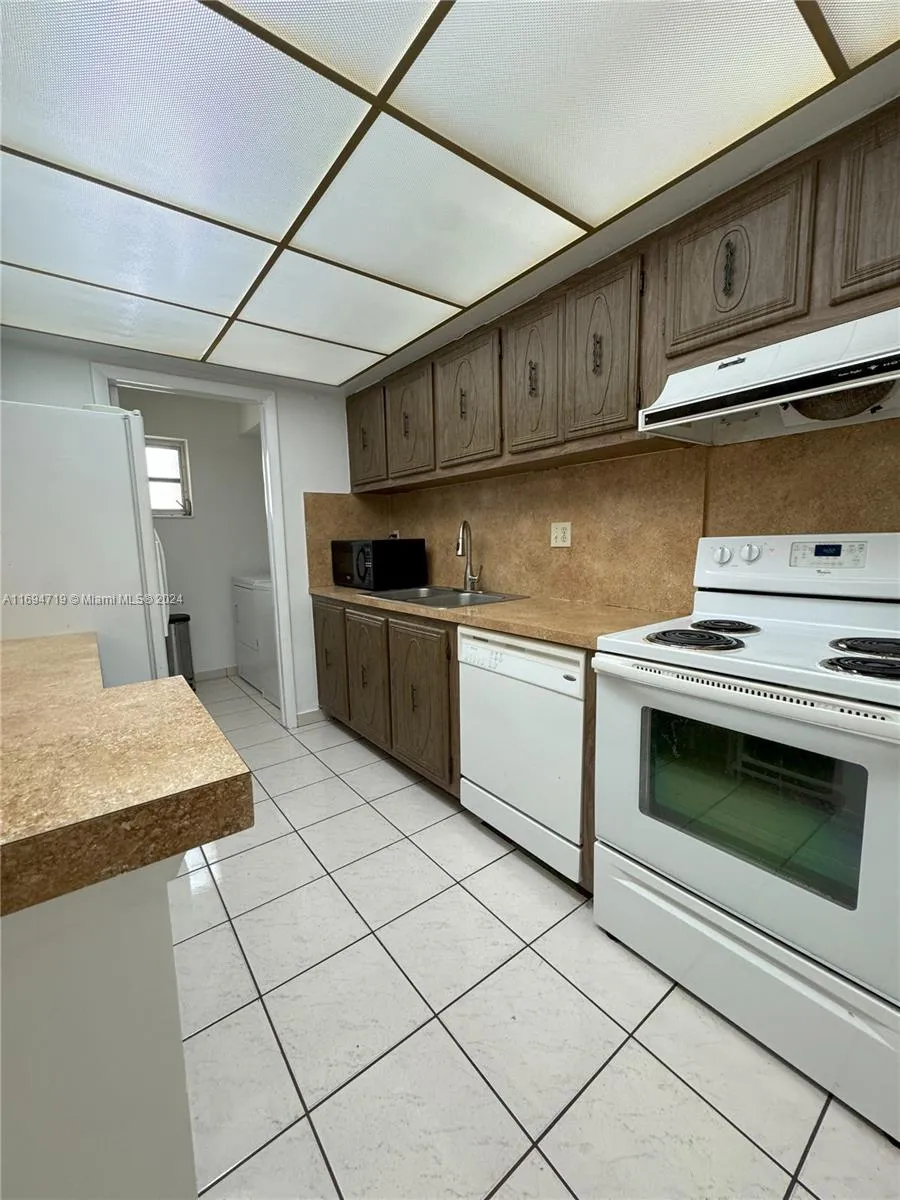 Miami, Florida 33173, United States, 1 Bedroom Bedrooms, ,2 BathroomsBathrooms,Residential,Pending,32398