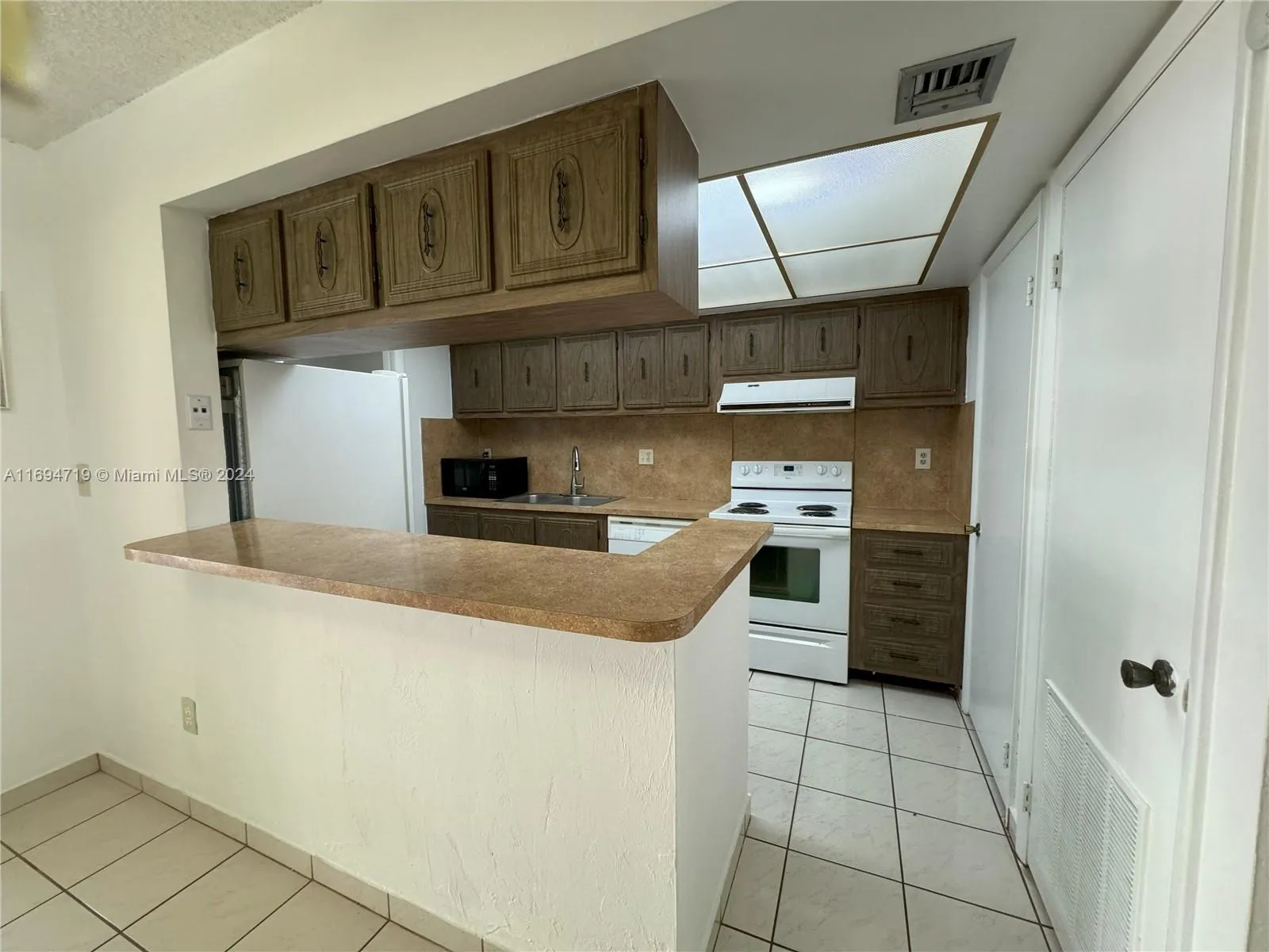 Miami, Florida 33173, United States, 1 Bedroom Bedrooms, ,2 BathroomsBathrooms,Residential,Pending,32398