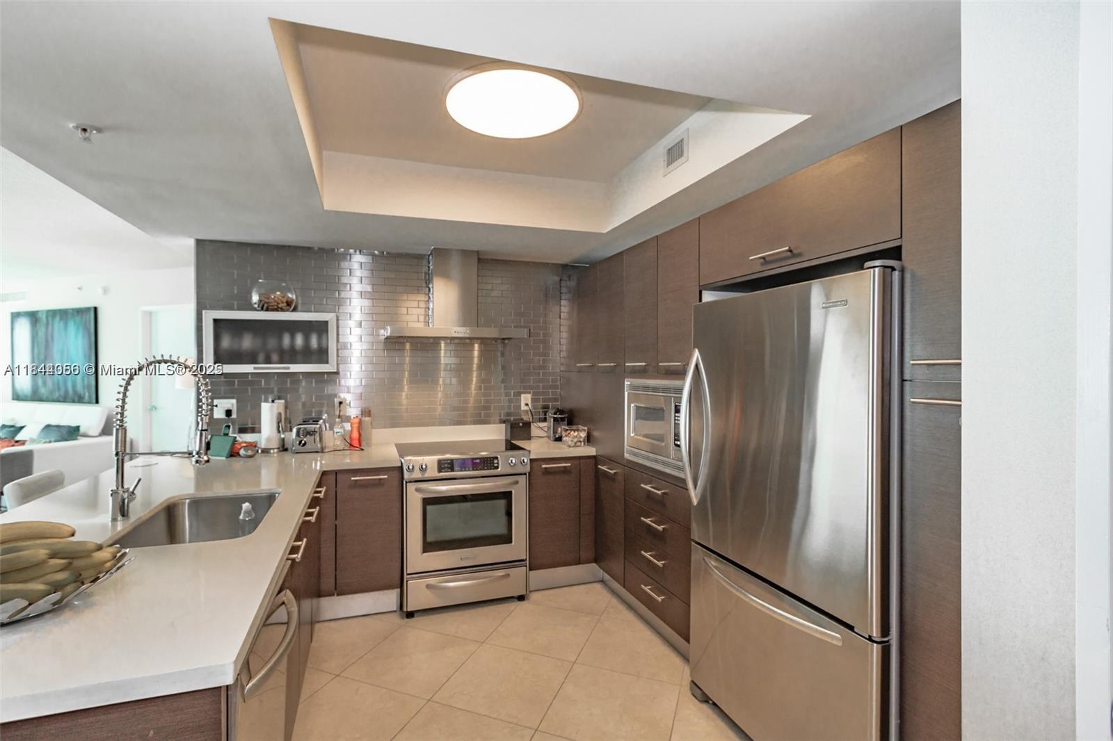 ST TROPEZ ON THE BAY III - Residential