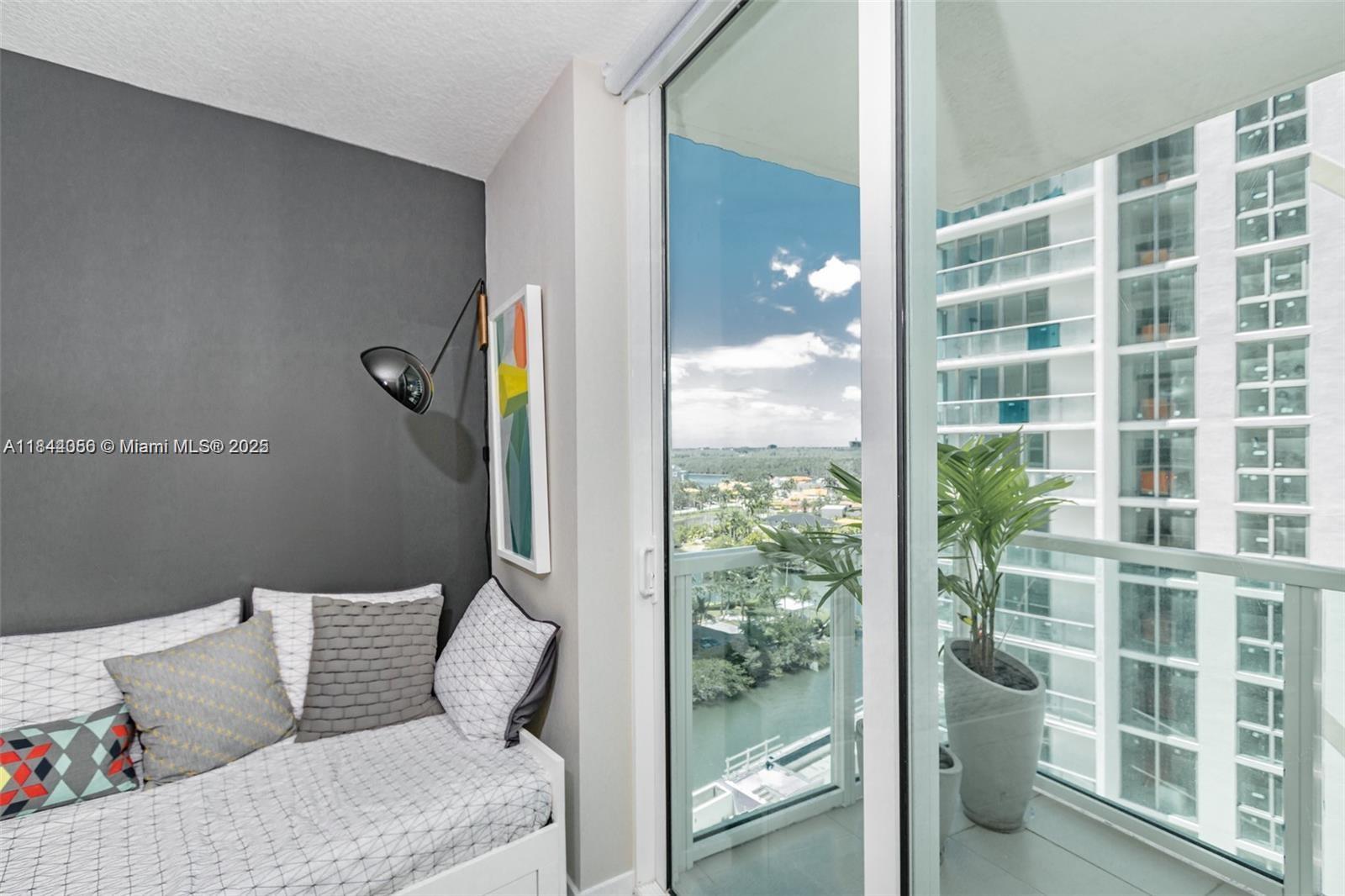 ST TROPEZ ON THE BAY III - Residential