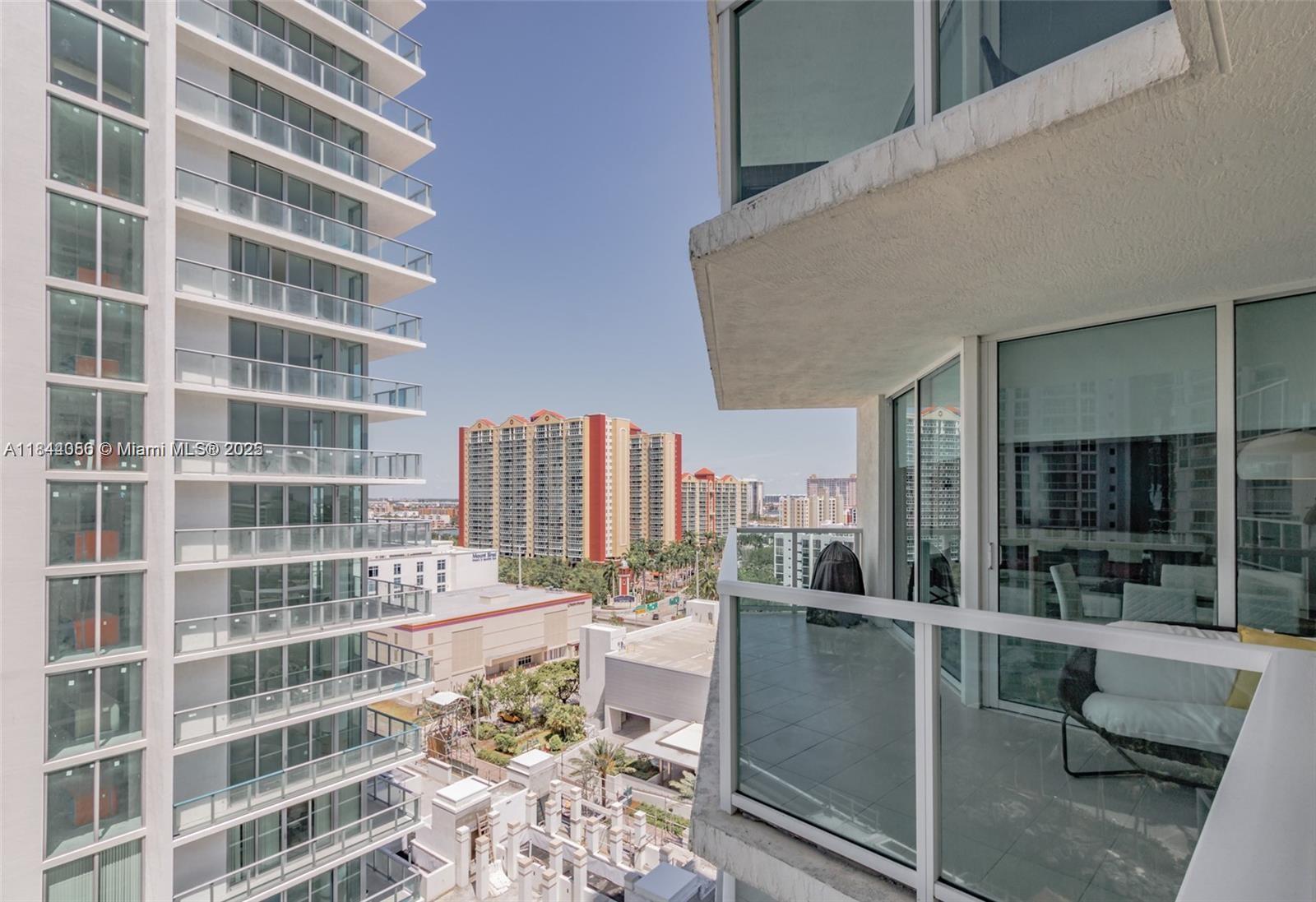 ST TROPEZ ON THE BAY III - Residential