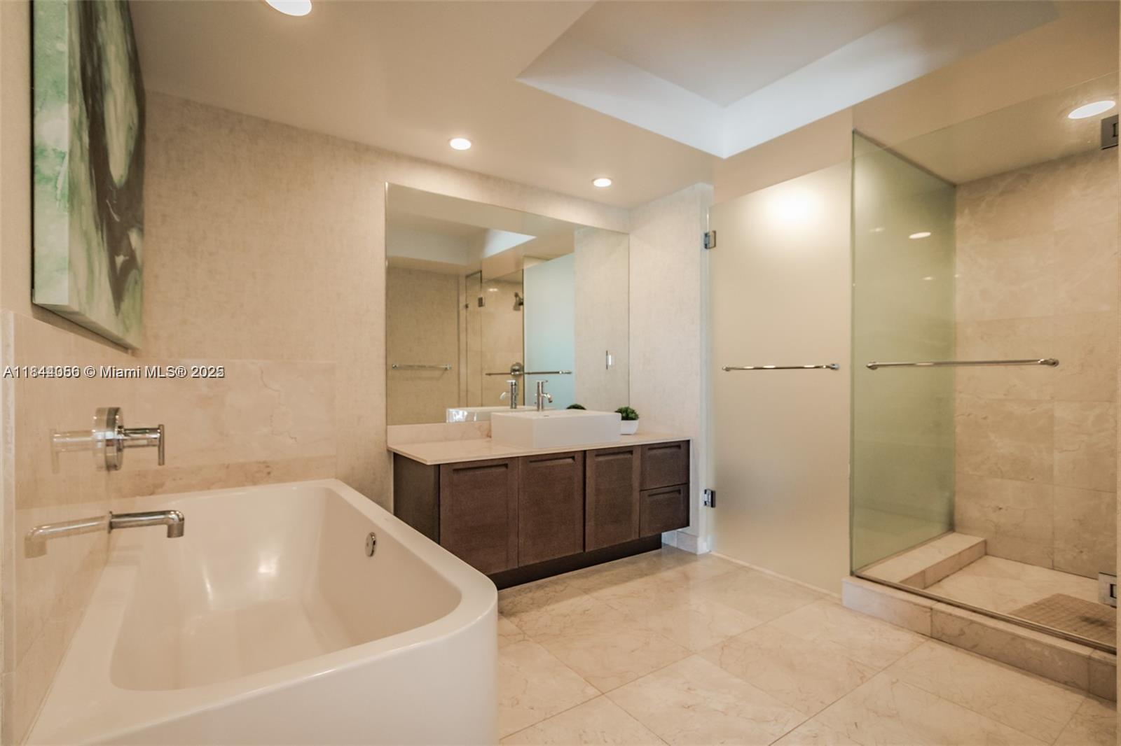 ST TROPEZ ON THE BAY III - Residential